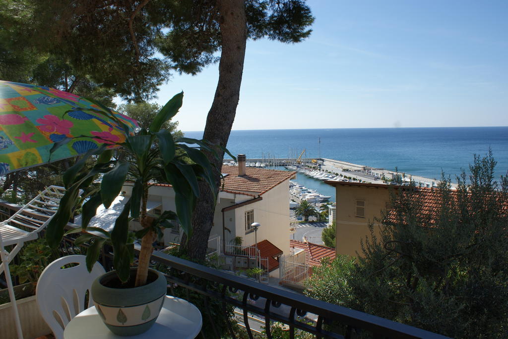 Appartamenti La Pineta Marina dʼMarina dʼAndora Habitación foto